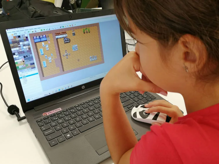 Aluna concentrada a programar em Scratch