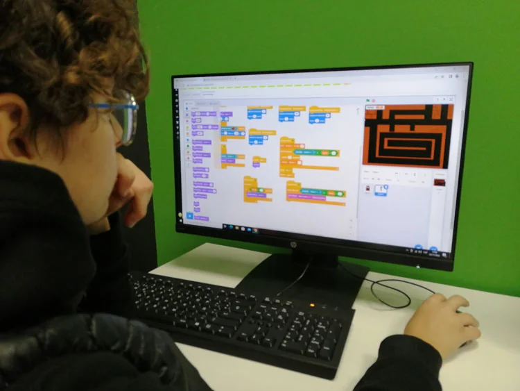 Aluno a programar um jogo em Scratch